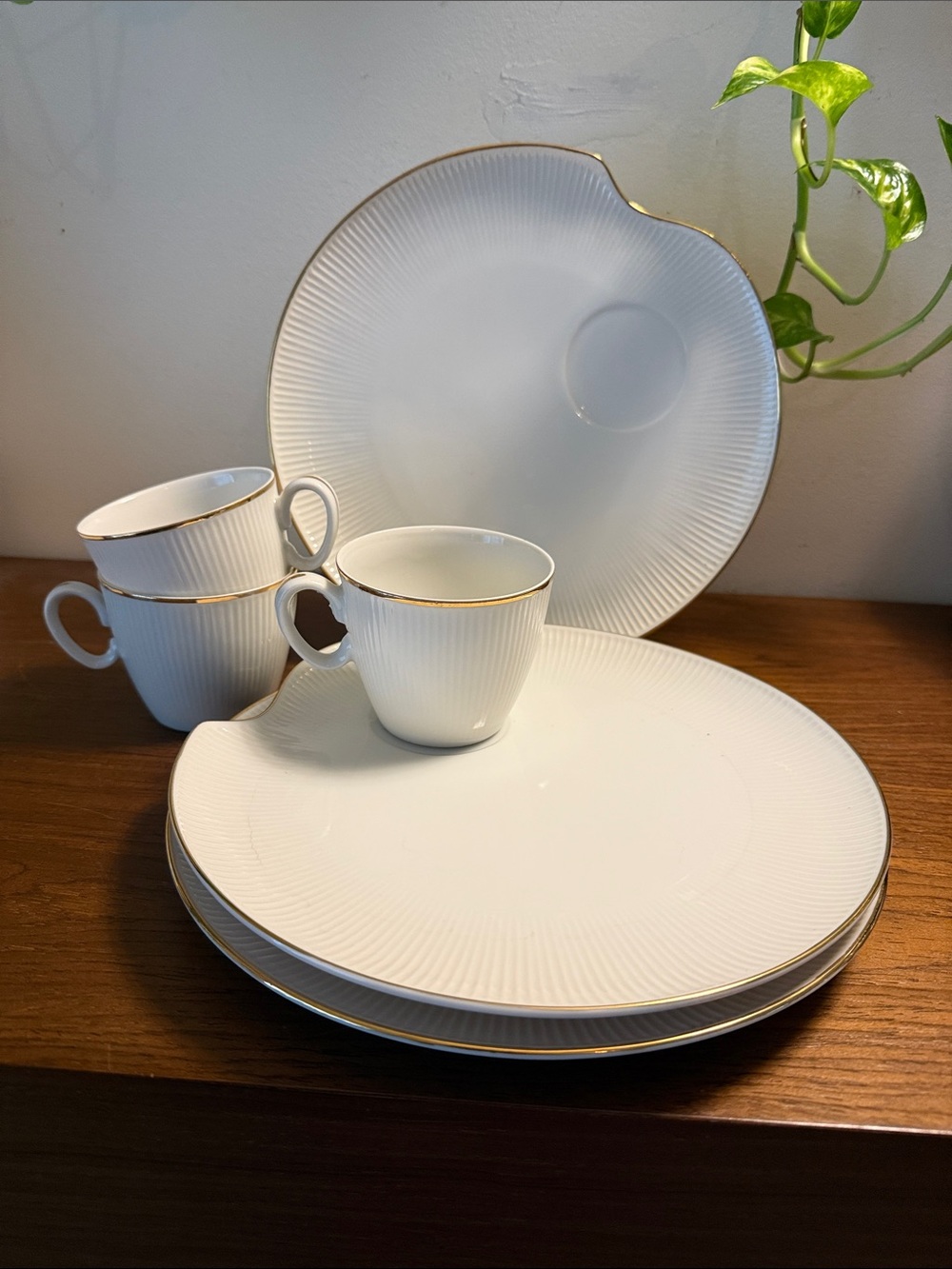 Vintage Rossini (Japan) "Snow White"
3 Snack Plates and 3 Cups
(Set of three)